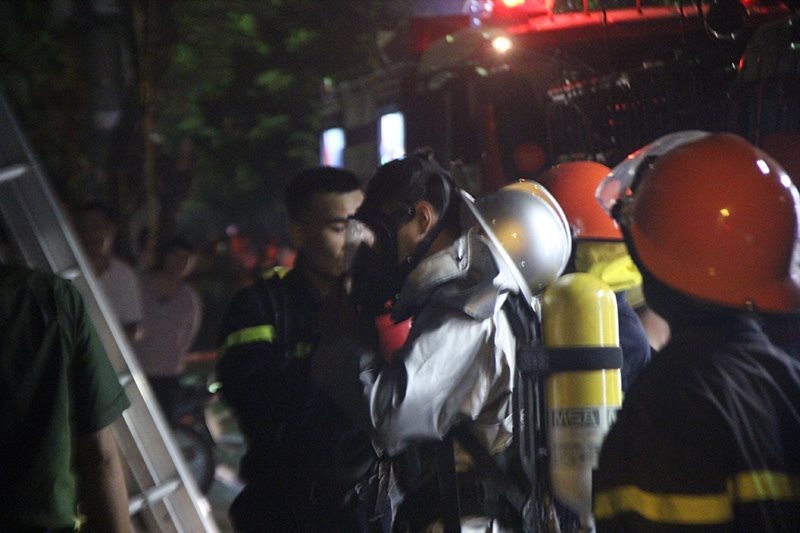 Hà Nội: Lại cháy quán karaoke, dùng búa tạ phá tường